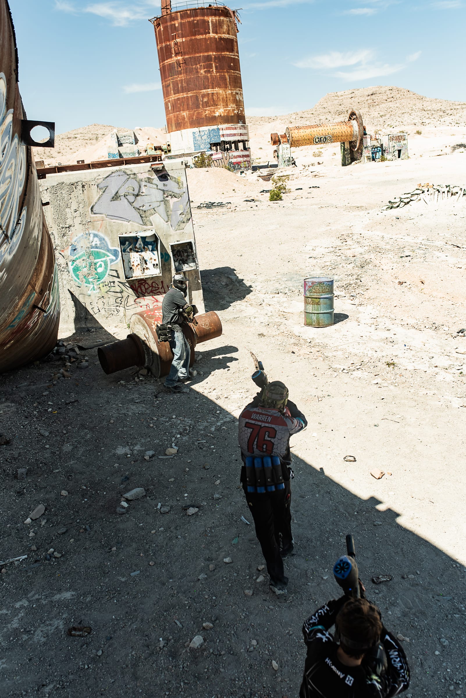 Players holding cover during a Barrels Up desert scenario game.